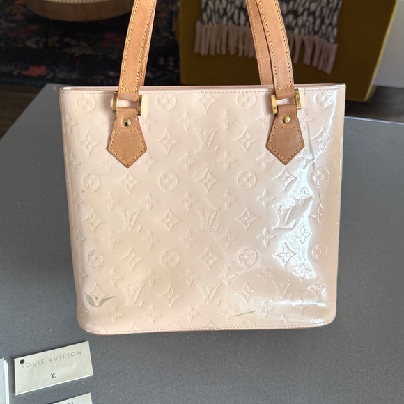 💥SOLD💥 LOUIS VUITTON Classic ‘Marshmallow’ Vernis LV Monogram Houston Tote Bag - Picture 6 of 12